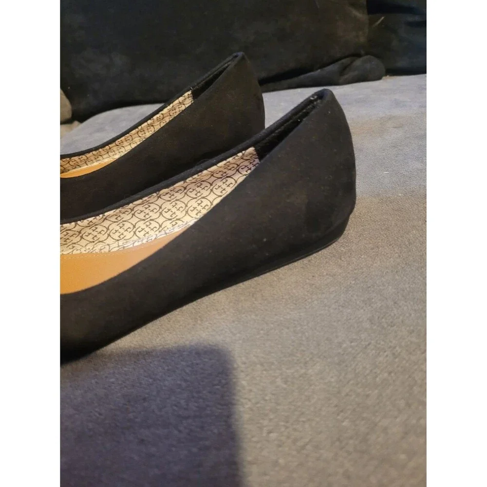 Daisy Fuentes Black Women's Ballet Flats with Silver Emblem